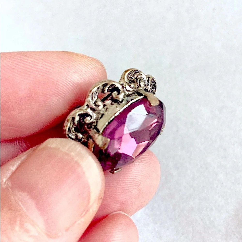 Vintage 60’s purple glass crystal clip on earrings Ornate setting - Picture 6 of 6